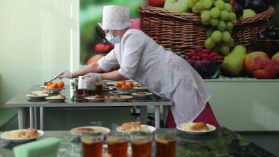 Путин потребовал допустить родителей к контролю качества питания в школах