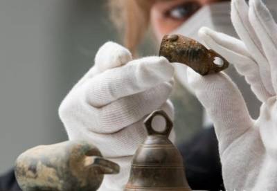 В Германии археологи нашли огромный клад с сотнями артефактов времен Римской империи (фото) - facenews.ua - Украина - Римская Империя
