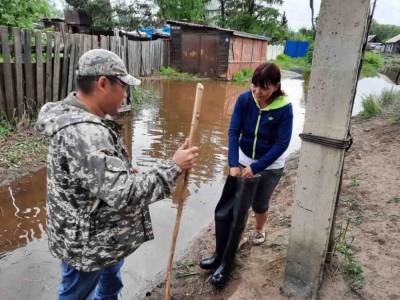 Мэр Кызыла подарил женщине, чей дом с участком затопило водой, свои резиновые сапоги