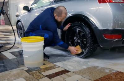 Коррозия и микротрещины: эксперты рассказали, почему летом вредно часто мыть автомобиль
