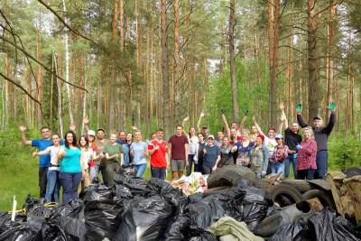 Экоактивисты очистили от мусора сосновый лес под Смоленском