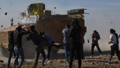 Гринго убирайтесь домой: сирийцы забросали камнями и выгнали из деревни американский патруль (видео)