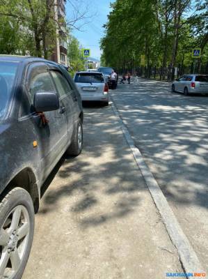 Южно-сахалинские автомобилисты приняли разбитый тротуар у парка за парковку