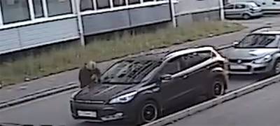 Вандал, крушивший автомобили в Петрозаводске, попал в объектив камер наблюдения (ВИДЕО)