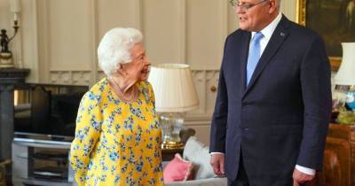 Королева Елизавета встретилась с премьером Австралии: образ Ее Величества