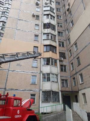 В Одессе на Таирова спасатели сняли с балкона мужчину