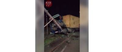 В Киеве водитель грузовика «влетел» в электроопору