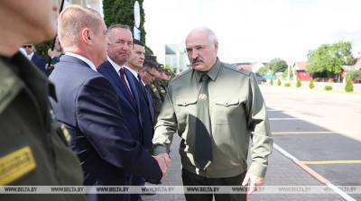 Лукашенко в Шклове проводит встречу по вопросам территориальной обороны