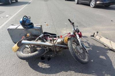 Автомобиль столкнулся с мопедом на улице Леона Поземского в Пскове