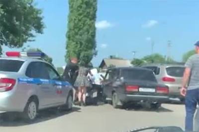 Пьяный россиянин напал на полицейского и попал на видео