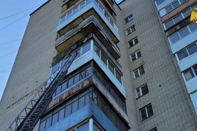 Сегодня утром в Смоленске тушили пожар на балконе многоэтажки
