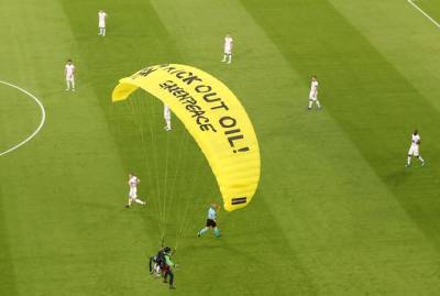 Перед матчем Франция - Германия на поле приземлился парашютист
