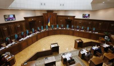 Конституционный суд Украины возобновил работу в состоянии раскола