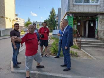 Роман Заварин вместе с жителями оценил качество ремонтов дворов в Техническом переулке и на ул. Воркутинская