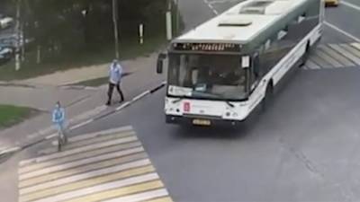 Момент наезда автобуса на девочку на самокате в Химках попал на видео