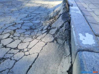 Асфальтовое цунами обрушилось на тротуар в Южно-Сахалинске