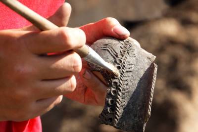 Археологии обнаружили ювелирные изделия и бытовые предметы на раскопках в Новгороде