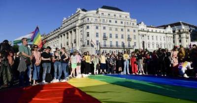 Венгрия запретила использовать в школах «ЛГБТ-контент»