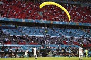 Евро-2020: Приземлившийся на поле парашютист поразил футболистов. ВИДЕО