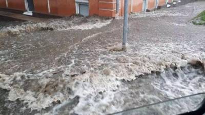 Потоки с улиц Чкалова и Красной разрушают дворы пензенцев