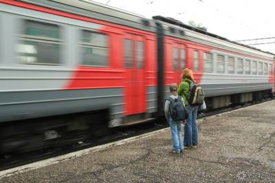 Поезд сбил сидевшего на железнодорожных путях мужчину в Прикамье