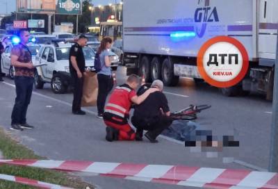 В Киеве пьяный пешеход толкнул велосипедиста под грузовик и тот погиб: кадры жуткой трагедии
