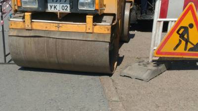 В Башкирии работника компании по ремонту дорог придавило катком после потери сознания