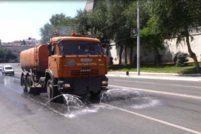 Из- за жары в Астрахани асфальт поливают водой
