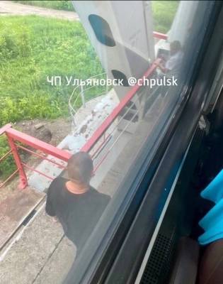В Ульяновске на железнодорожном мосту через Свиягу поезд сбил девушку