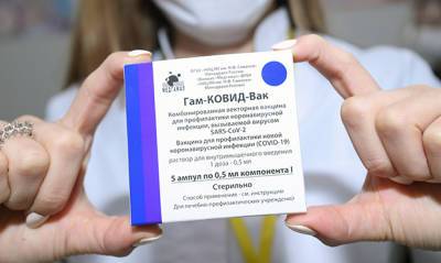 В Москве и Подмосковье ввели обязательную вакцинацию для чиновников и работников сфер услуг