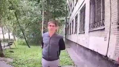 Мужчина подозревается в домогательствах в подъездах на юге Петербурга