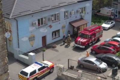 Жилой дом в Киеве начал рушится, жилец провалился в подвал: детали и кадры ЧП