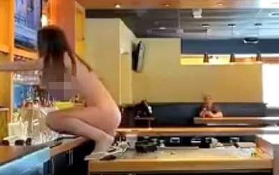 Во Флориде голая женщина разгромила бар, видео
