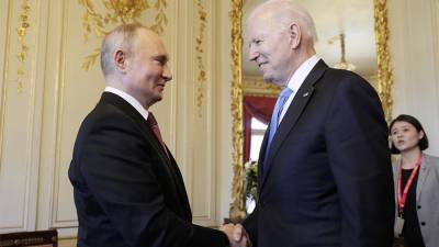 Путин и Байден обменялись рукопожатиями