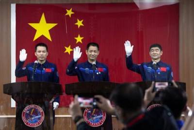 Китай отправит первый экипаж на свою первую космическую станцию в четверг