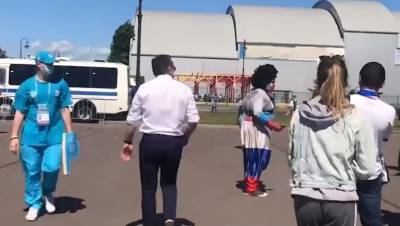 Болельщики устроили танцы у стадиона перед матчем России и Финляндии