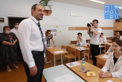 Яхъя Бучаев проверил организацию ЕГЭ в одной из школ Каспийска