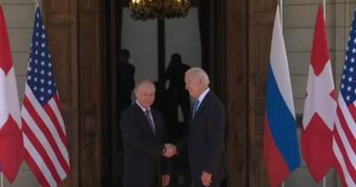 Байден и Путин пожали друг другу руки и начали встречу (ВИДЕО)
