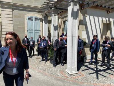 Американские журналисты устроили неразбериху на входе в Ла-Гранж