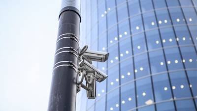 Попали на видео: установка камер наблюдения в Петербурге вновь может сорваться