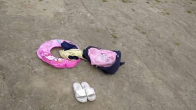 Тюменские следователи начали проверку из-за найденных бесхозных детских вещей на берегу озера