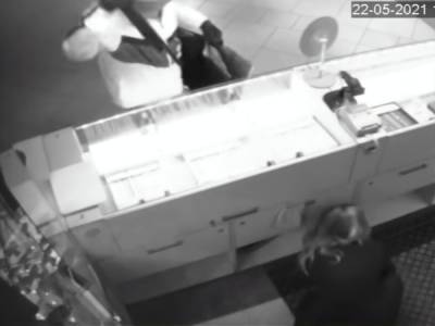 Опубликовано видео ограбления ювелирного магазина в Киеве, за информацию о грабителе обещают 100 тыс. грн