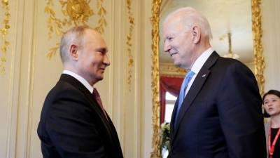 Позитивное начало: Путин обменялся с Байденом шуткой перед началом саммита