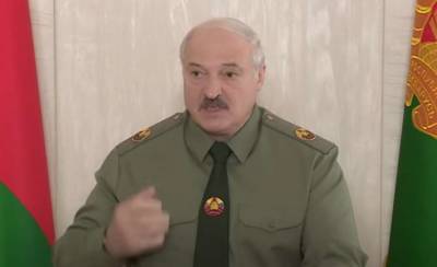 Лукашенко вырядился в военный мундир и приказал готовится к мобилизации (ВИДЕО)