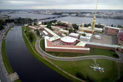 У Петропавловской крепости открылась выставка «Серебряное ожерелье России»