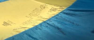 Крымскотатарский флаг из Краматорска развернули в Киеве в поддержку Крыма