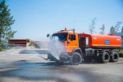 В Астрахани коммунальщики охлаждают дороги из-за жары