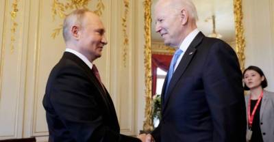 Путин и Байден второй раз пожали друг другу руки