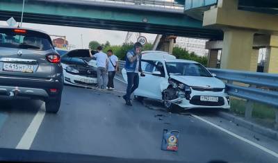Под мостом на улице Монтажников в Тюмени KIA и Volkswagen заблокировали две полосы
