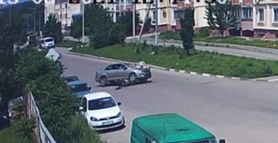 Водитель мопеда "вылетел" на капот автомобиля под Харьковом: момент попал на видео